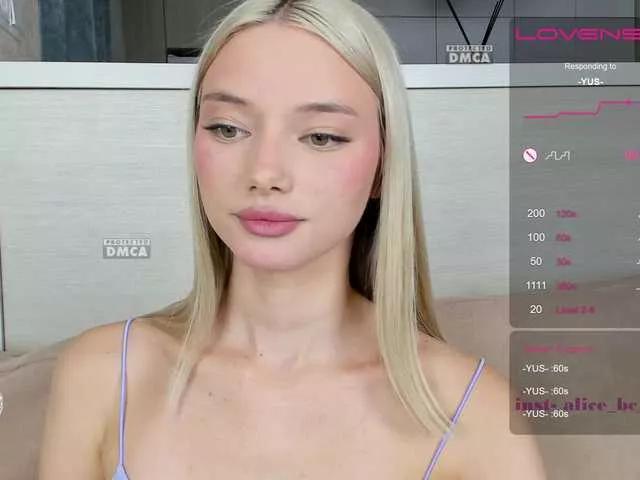 Discover our girls online shows and discover the company of countless livestreamers, with stunning shapes, sex toys and more.