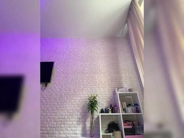 Discover our girls online shows and discover the company of countless livestreamers, with stunning shapes, sex toys and more.