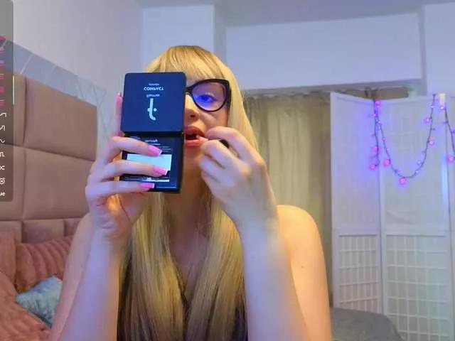Discover our girls online shows and discover the company of countless livestreamers, with stunning shapes, sex toys and more.