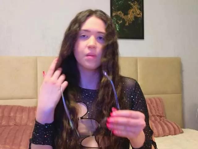 Discover our girls online shows and discover the company of countless livestreamers, with stunning shapes, sex toys and more.