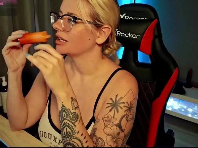 Discover our girls online shows and discover the company of countless livestreamers, with stunning shapes, sex toys and more.