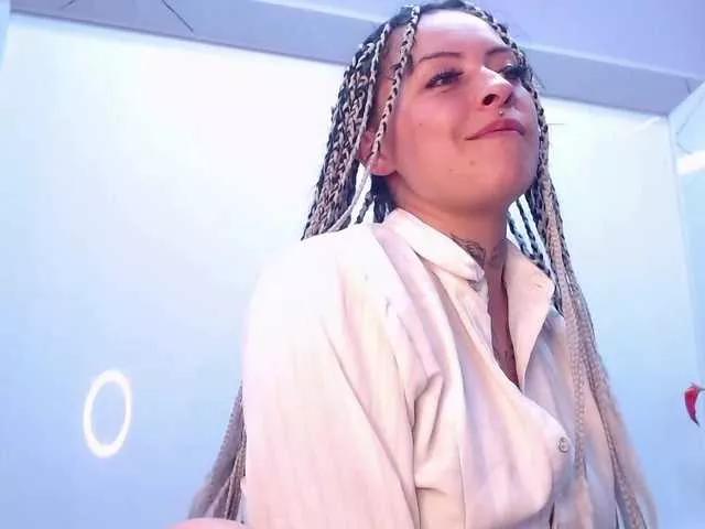 Discover our girls online shows and discover the company of countless livestreamers, with stunning shapes, sex toys and more.