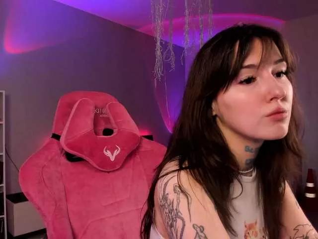 Discover our girls online shows and discover the company of countless livestreamers, with stunning shapes, sex toys and more.