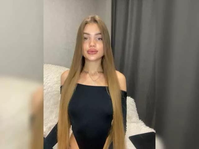 Discover our girls online shows and discover the company of countless livestreamers, with stunning shapes, sex toys and more.