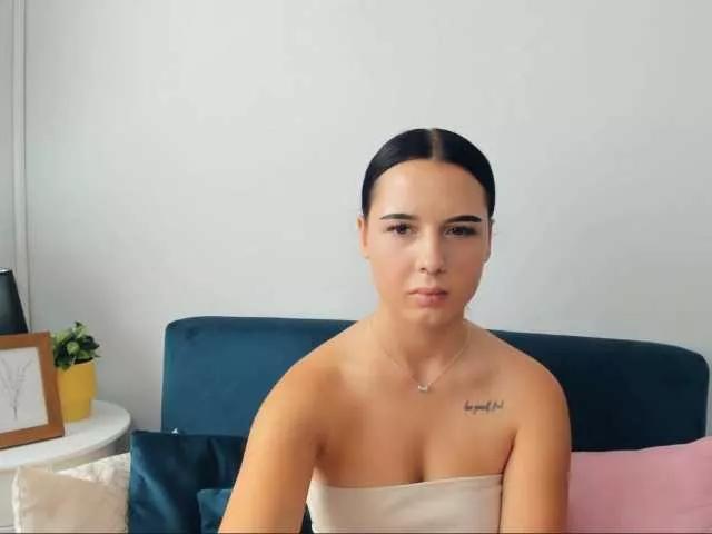 Discover our girls online shows and discover the company of countless livestreamers, with stunning shapes, sex toys and more.