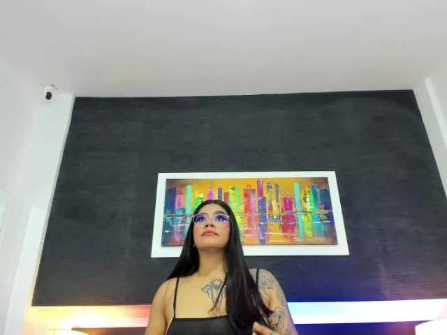 Discover our girls online shows and discover the company of countless livestreamers, with stunning shapes, sex toys and more.