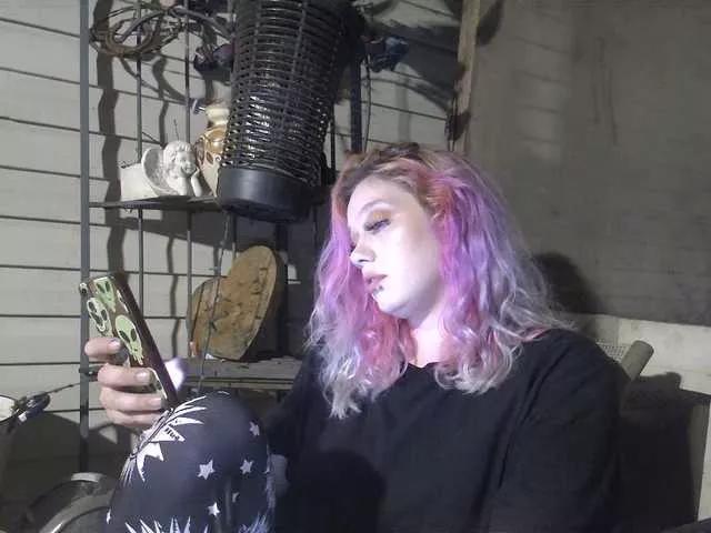 Discover our girls online shows and discover the company of countless livestreamers, with stunning shapes, sex toys and more.