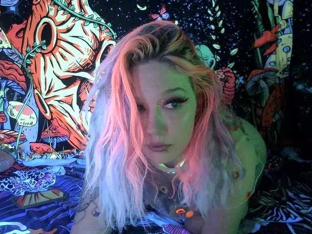 Discover our girls online shows and discover the company of countless livestreamers, with stunning shapes, sex toys and more.