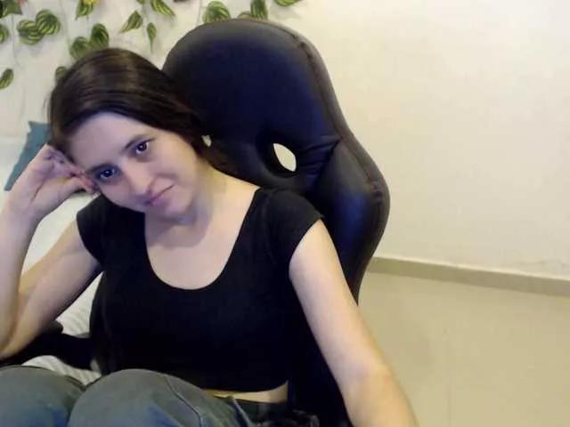 Discover our girls online shows and discover the company of countless livestreamers, with stunning shapes, sex toys and more.