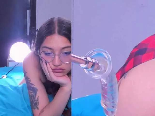 Discover our girls online shows and discover the company of countless livestreamers, with stunning shapes, sex toys and more.