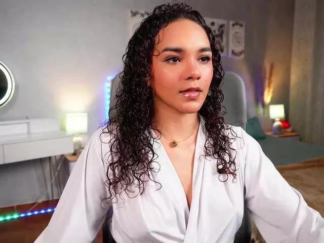 Discover our girls online shows and discover the company of countless livestreamers, with stunning shapes, sex toys and more.