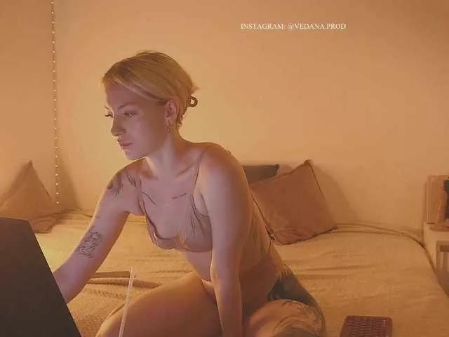 Discover our girls online shows and discover the company of countless livestreamers, with stunning shapes, sex toys and more.