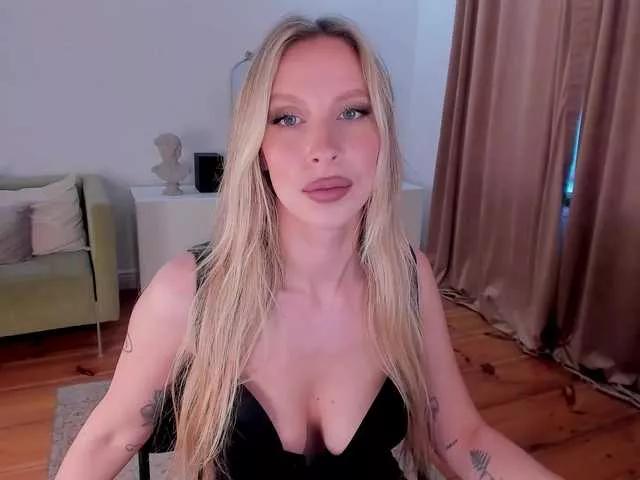 Discover our girls online shows and discover the company of countless livestreamers, with stunning shapes, sex toys and more.