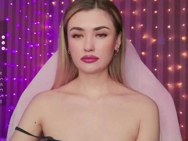 Discover our girls online shows and discover the company of countless livestreamers, with stunning shapes, sex toys and more.