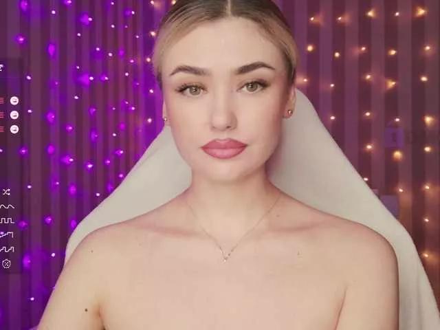 Discover our girls online shows and discover the company of countless livestreamers, with stunning shapes, sex toys and more.