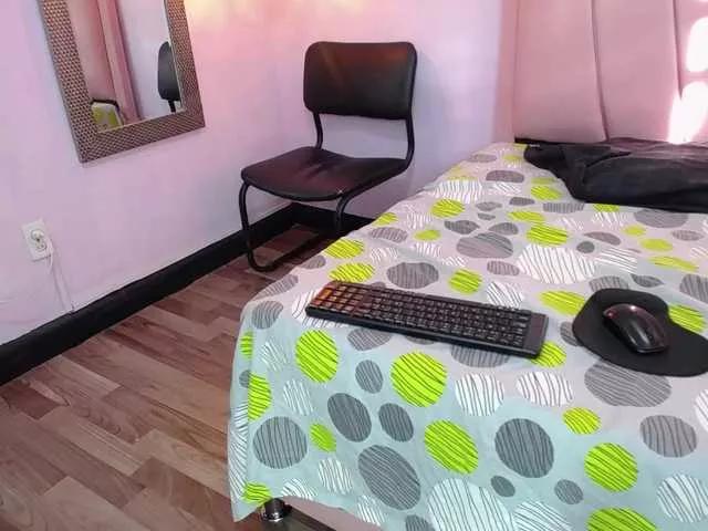 Discover our girls online shows and discover the company of countless livestreamers, with stunning shapes, sex toys and more.