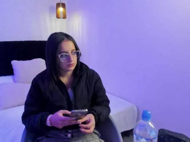 Discover our girls online shows and discover the company of countless livestreamers, with stunning shapes, sex toys and more.