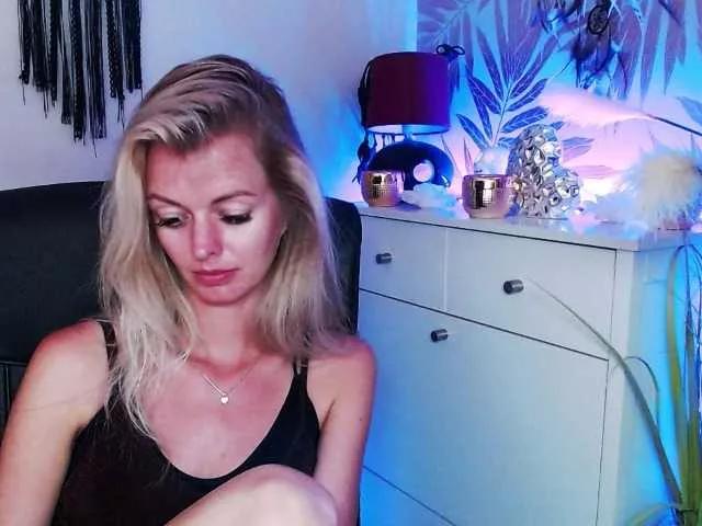 Discover our girls online shows and discover the company of countless livestreamers, with stunning shapes, sex toys and more.