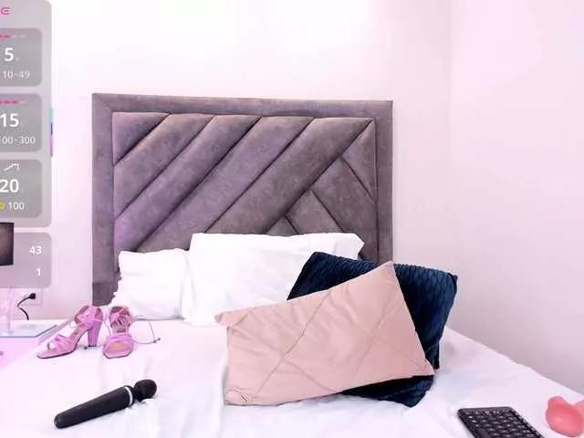 Discover our girls online shows and discover the company of countless livestreamers, with stunning shapes, sex toys and more.