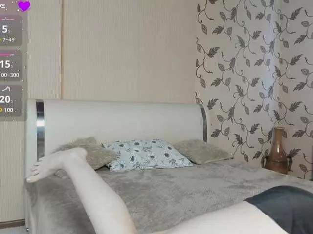 Discover our girls online shows and discover the company of countless livestreamers, with stunning shapes, sex toys and more.