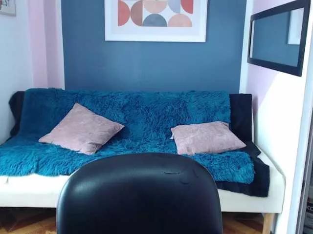 Discover our girls online shows and discover the company of countless livestreamers, with stunning shapes, sex toys and more.