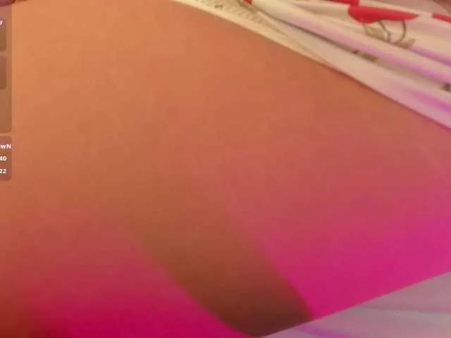 Discover our girls online shows and discover the company of countless livestreamers, with stunning shapes, sex toys and more.