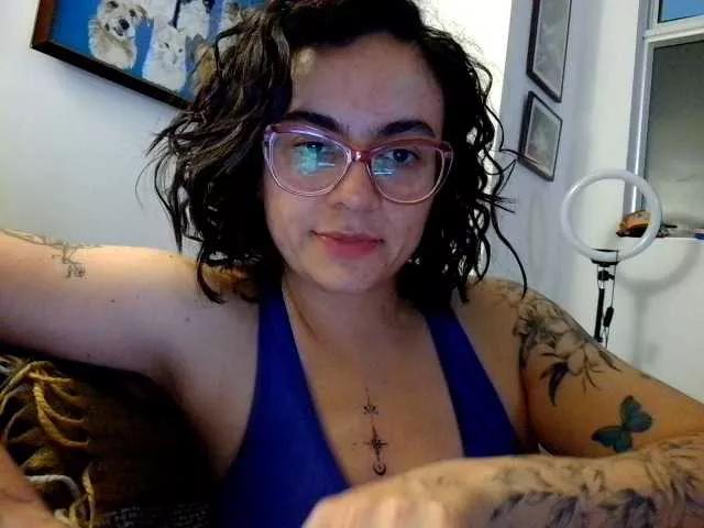 Discover our girls online shows and discover the company of countless livestreamers, with stunning shapes, sex toys and more.