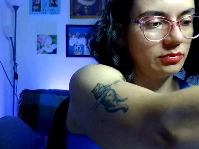 Discover our girls online shows and discover the company of countless livestreamers, with stunning shapes, sex toys and more.