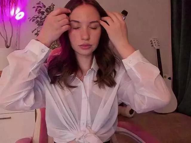 Discover our girls online shows and discover the company of countless livestreamers, with stunning shapes, sex toys and more.