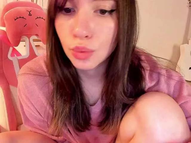 Discover our girls online shows and discover the company of countless livestreamers, with stunning shapes, sex toys and more.