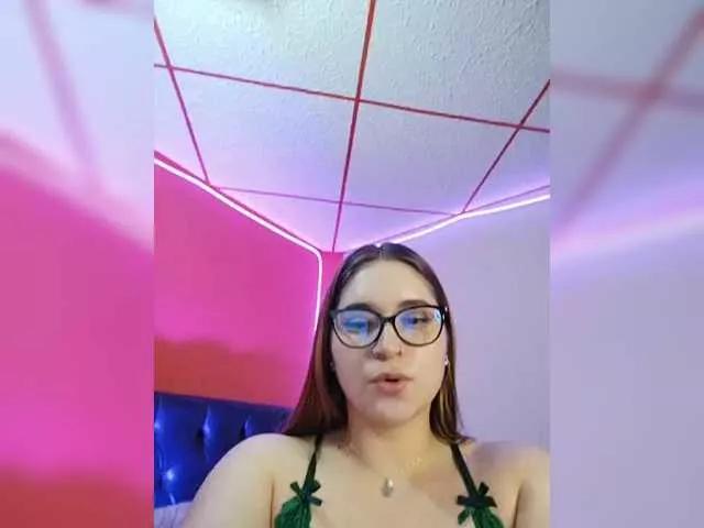 Discover our girls online shows and discover the company of countless livestreamers, with stunning shapes, sex toys and more.