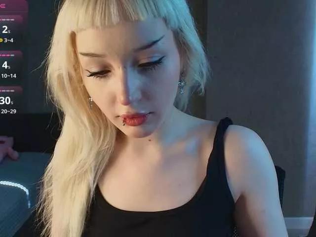 Discover our girls online shows and discover the company of countless livestreamers, with stunning shapes, sex toys and more.