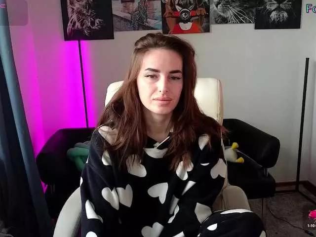Discover our girls online shows and discover the company of countless livestreamers, with stunning shapes, sex toys and more.