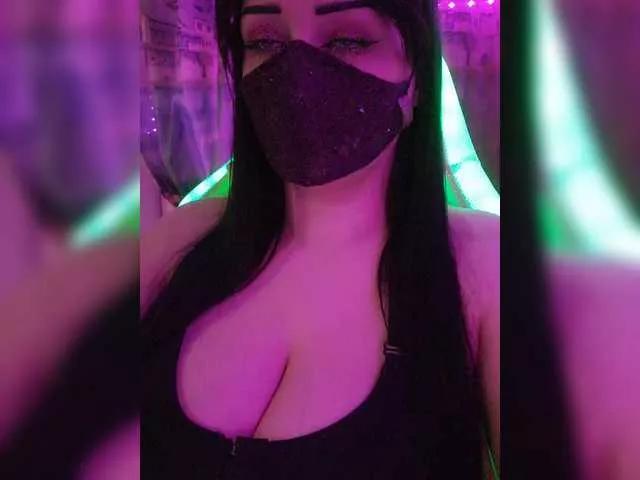 YennSI from BongaCams