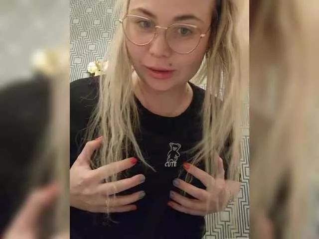 YourFunnyBlondiee from BongaCams is Freechat