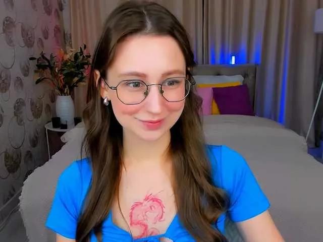 Discover our girls online shows and discover the company of countless livestreamers, with stunning shapes, sex toys and more.