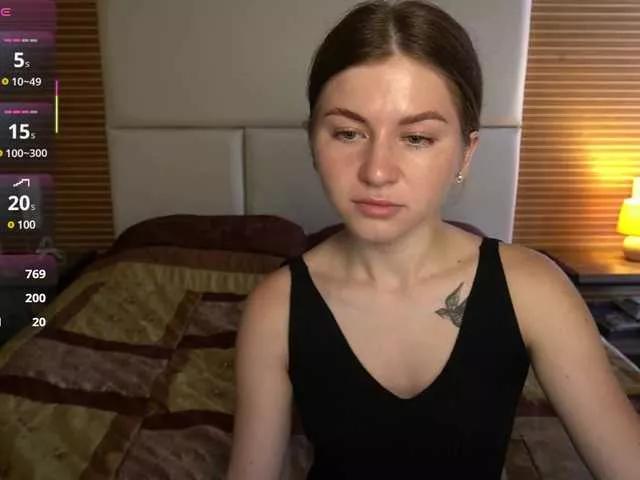 Discover our girls online shows and discover the company of countless livestreamers, with stunning shapes, sex toys and more.
