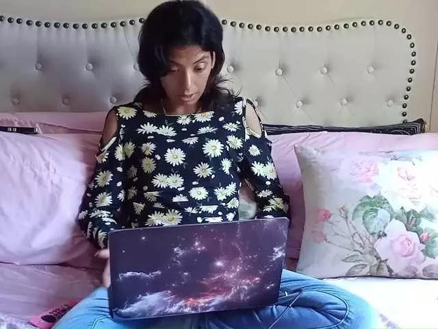 Discover our girls online shows and discover the company of countless livestreamers, with stunning shapes, sex toys and more.