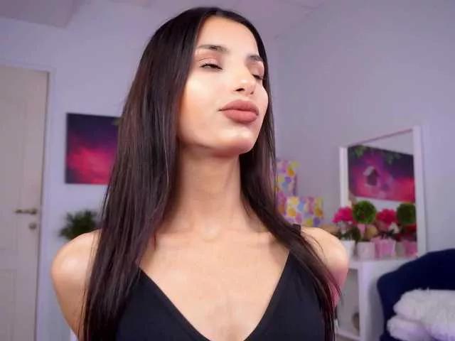 Discover our girls online shows and discover the company of countless livestreamers, with stunning shapes, sex toys and more.
