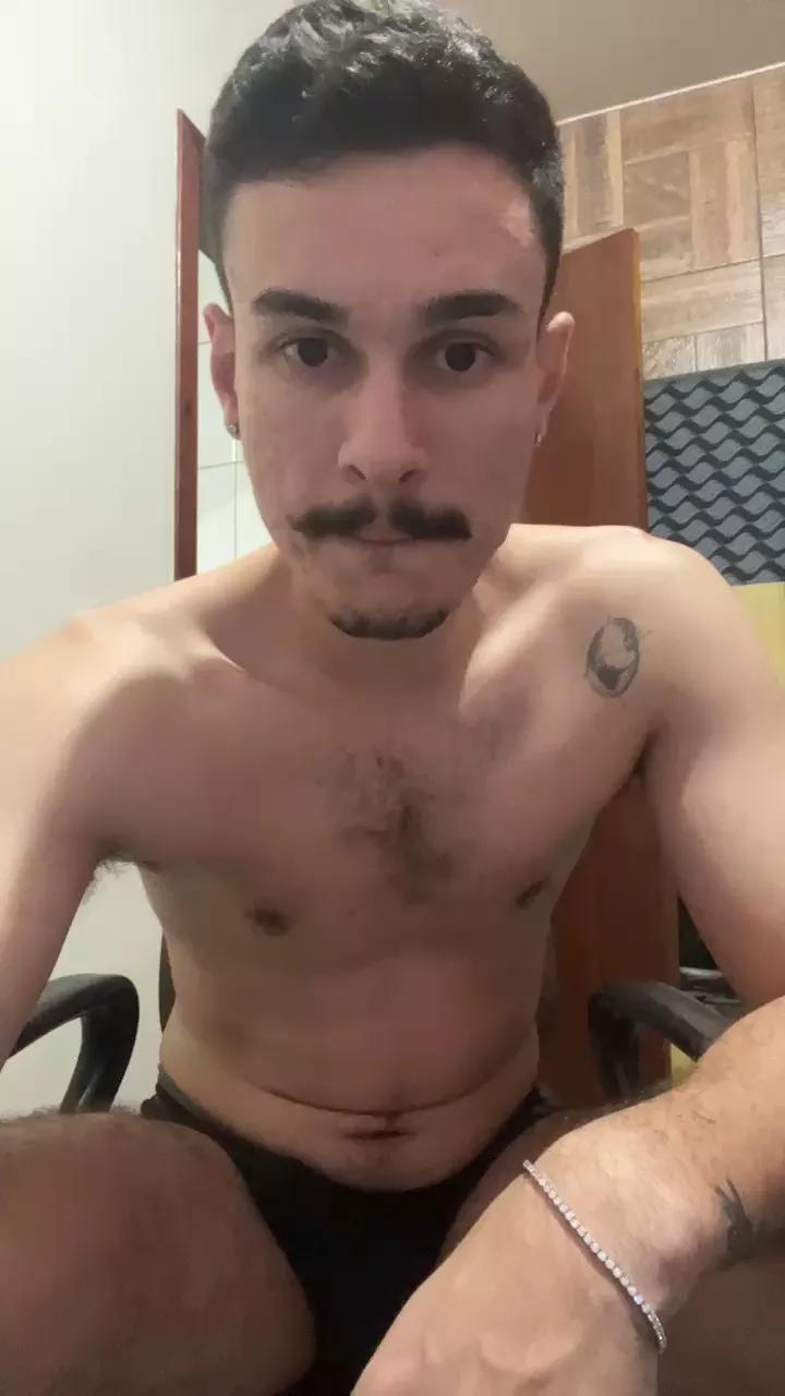 Henriquezaumm webcams show profile image 