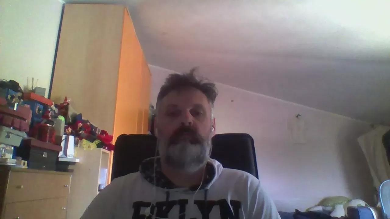 Quipistolone82 webcams show profile image 