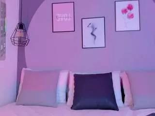 Discover our girls online shows and discover the company of countless livestreamers, with stunning shapes, sex toys and more.