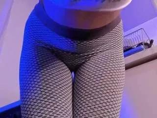 Discover our girls online shows and discover the company of countless livestreamers, with stunning shapes, sex toys and more.