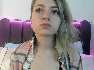 Discover our girls online shows and discover the company of countless livestreamers, with stunning shapes, sex toys and more.