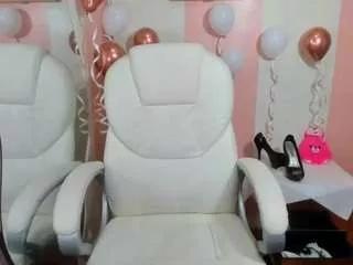 Discover our girls online shows and discover the company of countless livestreamers, with stunning shapes, sex toys and more.