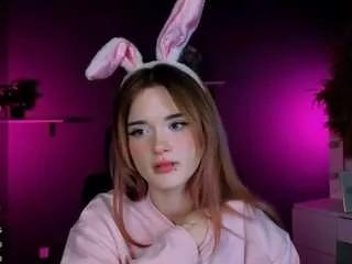 Discover our girls online shows and discover the company of countless livestreamers, with stunning shapes, sex toys and more.