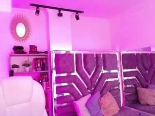 Discover our girls online shows and discover the company of countless livestreamers, with stunning shapes, sex toys and more.