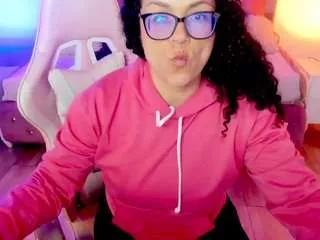 Discover our girls online shows and discover the company of countless livestreamers, with stunning shapes, sex toys and more.