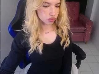 Discover our girls online shows and discover the company of countless livestreamers, with stunning shapes, sex toys and more.