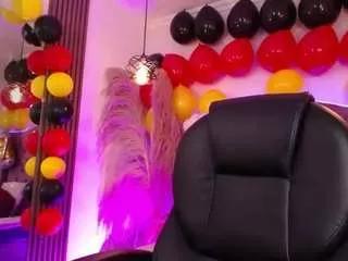 Discover our girls online shows and discover the company of countless livestreamers, with stunning shapes, sex toys and more.